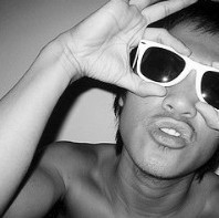 灰色帅哥头像:坚强的自己_WWW.TQQA.COM