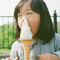蹲着的欧美头像女生:时光被撕成碎片_WWW.TQQA.COM
