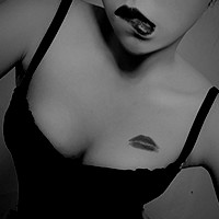 我只能在KTV说爱:伤感颓废黑白女生qq头像_WWW.TQQA.COM