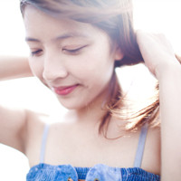 做一个明媚洒脱的女子:阳光明媚的大笑唯美女生_WWW.TQQA.COM