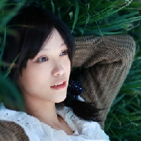 唯美拿白色花的女生头像:朦胧的意境_WWW.TQQA.COM