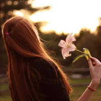 消失在人海的爱:森系背影头像女生:喜欢蓝色的百_WWW.TQQA.COM