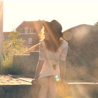 我不能哭:眼镜忍的好辛苦:唯美逆光QQ头像女生_WWW.TQQA.COM