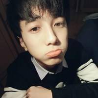 喜欢我就别轻易放手:情侣一左一右不带字头像_WWW.TQQA.COM