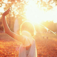 我不能哭:眼镜忍的好辛苦:唯美逆光QQ头像女生_WWW.TQQA.COM