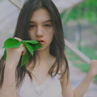 欧美头像女生:盘腿坐着的发呆i_WWW.TQQA.COM