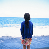 陪你把幸福装满:唯美女生背影长发头像:一个人不_WWW.TQQA.COM