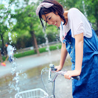 唯美拿白色花的女生头像:朦胧的意境_WWW.TQQA.COM