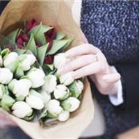森系带花女生头像:赠人玫瑰:手有余香_WWW.TQQA.COM