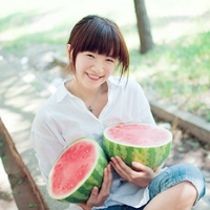 女生吃西瓜头像:吃西瓜的意境唯美女生头像:20_WWW.TQQA.COM