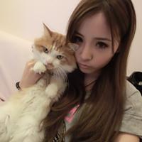 抱着猫咪的QQ女生头像:不会把爱当游戏_WWW.TQQA.COM