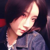 手里拿袋鱼的头像:蓝色背景唯美小清新_WWW.TQQA.COM