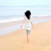 海边背影唯美女生QQ头像:海天连一线_WWW.TQQA.COM