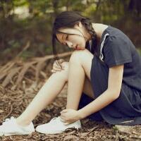 手里拿袋鱼的头像:蓝色背景唯美小清新_WWW.TQQA.COM