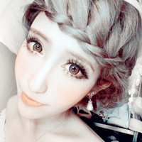 驻足撩拨发丝的瞬间:美丽俏皮的阿宝色女生头像_WWW.TQQA.COM