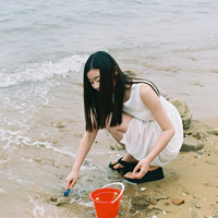 侧脸qq头像靠墙女生:意境任在_WWW.TQQA.COM