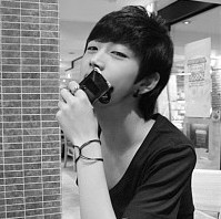 帅气的黑白男生头像_WWW.TQQA.COM