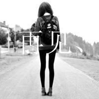 QQ灰色女生头像:带上耳机躲在寂寞黑夜里。_WWW.TQQA.COM
