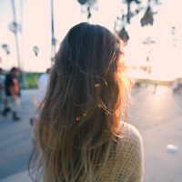 陪你把幸福装满:唯美女生背影长发头像:一个人不_WWW.TQQA.COM