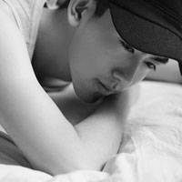 成熟男生QQ灰色头像:笑谈红尘_WWW.TQQA.COM