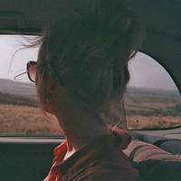 陪你把幸福装满:唯美女生背影长发头像:一个人不_WWW.TQQA.COM