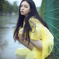 唯美拿白色花的女生头像:朦胧的意境_WWW.TQQA.COM
