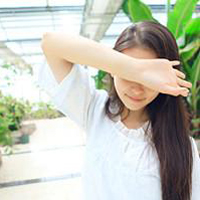 不管明天怎么样都选择爱你:侧着脸的唯美女生_WWW.TQQA.COM