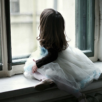 陪你把幸福装满:唯美女生背影长发头像:一个人不_WWW.TQQA.COM