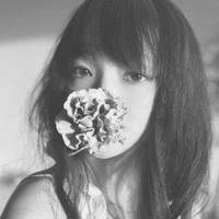逆光黑白头像图片:伤感黑白女头:甘愿做你的影子_WWW.TQQA.COM