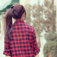 夏季专用头像:穿格子衬衫的小清新女头_WWW.TQQA.COM