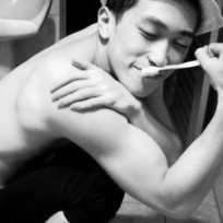 灰色帅哥头像:坚强的自己_WWW.TQQA.COM