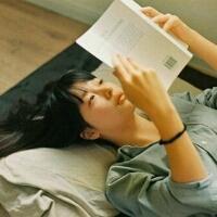 手里拿袋鱼的头像:蓝色背景唯美小清新_WWW.TQQA.COM