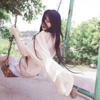 唯美拿白色花的女生头像:朦胧的意境_WWW.TQQA.COM