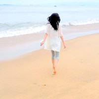 在海边的唯美女生头像_WWW.TQQA.COM