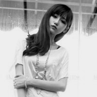 丢了回忆忘了你:伤感黑白女生头像:我的未来在哪_WWW.TQQA.COM