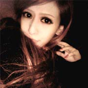 抿嘴个性女生头像_WWW.TQQA.COM