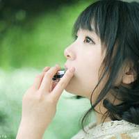 QQ唯美清新女生头像:承载一颗心_WWW.TQQA.COM