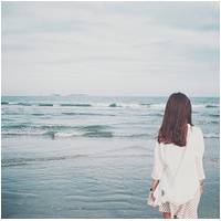 海边背影唯美女生QQ头像:海天连一线_WWW.TQQA.COM