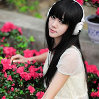 让想念的歌不在唱:带着耳机听着歌的唯美头像_WWW.TQQA.COM