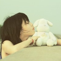 qq女孩头像唯美小清新:逃离你说的错与对_WWW.TQQA.COM