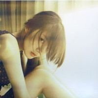 从亲密到陌生的心痛:伤感的唯美女生QQ头像_WWW.TQQA.COM