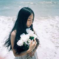 海边背影唯美女生QQ头像:海天连一线_WWW.TQQA.COM
