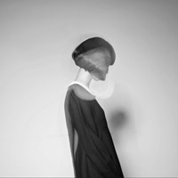 残留的回忆没有快乐:分手后用的伤感黑白头像女_WWW.TQQA.COM