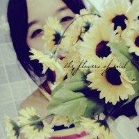 听着你甜甜的话语:剪刀手唯美头像女生_WWW.TQQA.COM