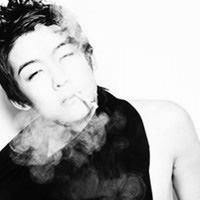 赤膊灰色抽烟的欧美男生头像:很冷酷_WWW.TQQA.COM