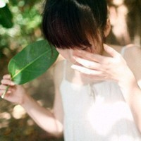 手里拿袋鱼的头像:蓝色背景唯美小清新_WWW.TQQA.COM