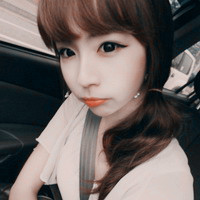 驻足撩拨发丝的瞬间:美丽俏皮的阿宝色女生头像_WWW.TQQA.COM