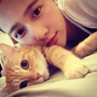 抱着猫咪的女生头像:可爱妹子万人疼_WWW.TQQA.COM