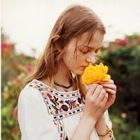 微笑:只因为太痛:欧美风高清qq头像女生图片_WWW.TQQA.COM