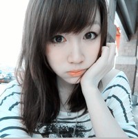 驻足撩拨发丝的瞬间:美丽俏皮的阿宝色女生头像_WWW.TQQA.COM
